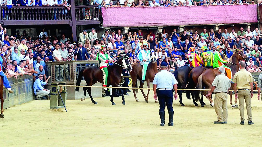 Palio di Siena, ben tre fantini vengono dal Marghine: chi sono “Gingillo”, “Brigante e “Velluto”