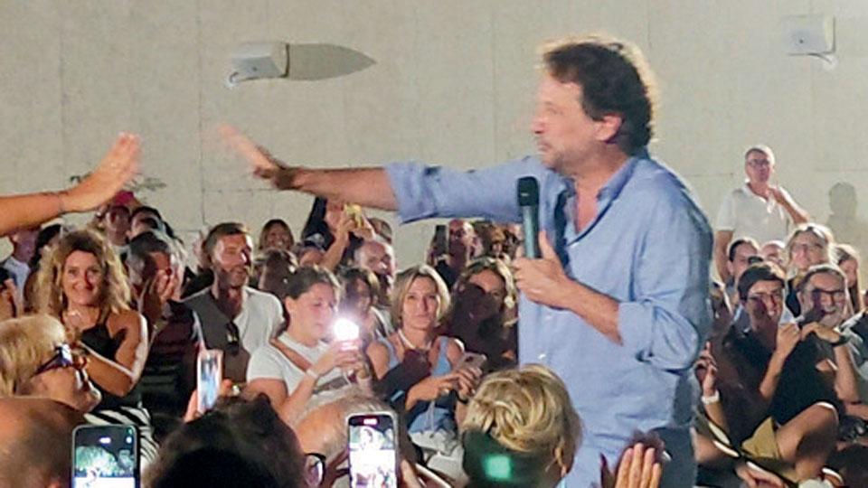 Pieraccioni a Castiglioncello, la vacanza da Carlo Conti e una raffica di battute. «In spiaggia? Sto all’ombra e faccio anche il cantante...» – Video