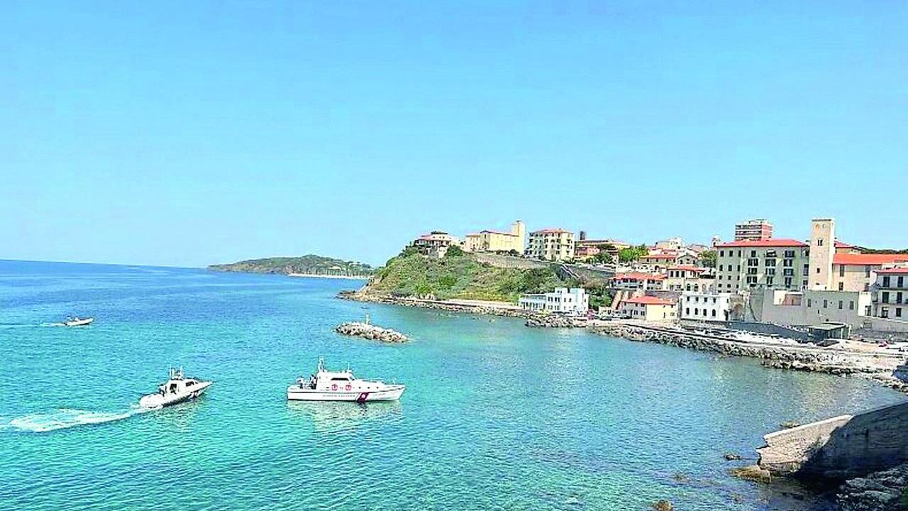 Uno scorcio del porticciolo di Marina visto da piazza Bovio a Piombino