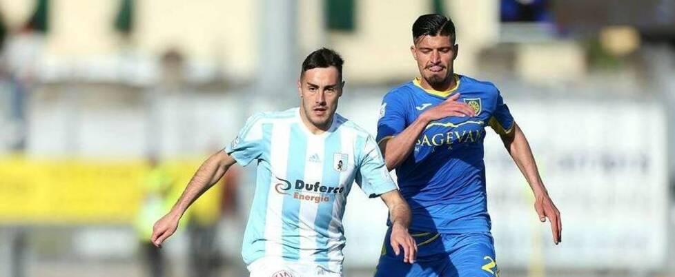 
	Il giocatore con la maglia dell'Entella

