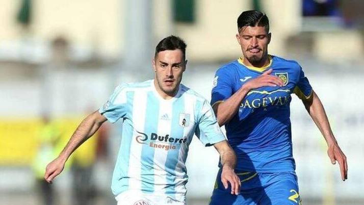Il giocatore con la maglia dell'Entella