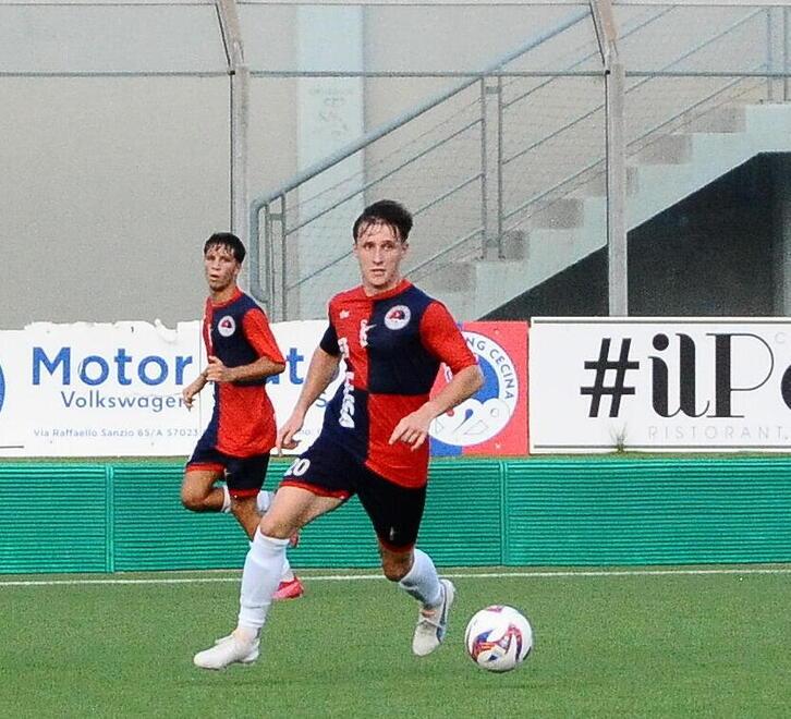 Il rossoblù Matteo Olivotto durante la partita amichevole contro il Mazzola Valdarbia