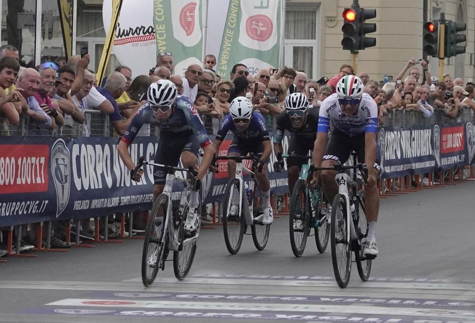 La volata che ha visto Sergio Meris imporsi davanti a Federico Guzzo ed Emanuele Ansaloni all’arrivo collocato in piazza Mazzini (foto Roberto Paglianti)