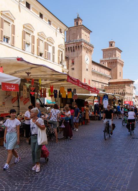 Ferrara, ambulanti in ferie e al mercato ci sono più clienti che bancarelle