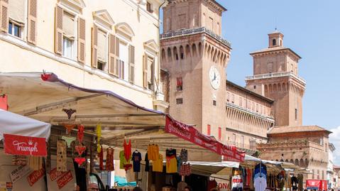 Ferrara, ambulanti in ferie e al mercato ci sono più clienti che bancarelle