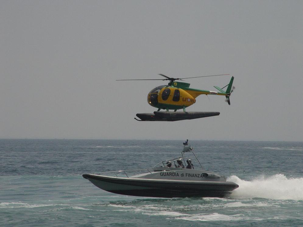 
	Un elicottero e una motovedetta del reparto aeronavale

