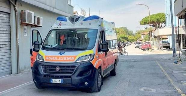 Tragedia in vacanza: turista modenese rianimato dai bagnini in spiaggia, muore  in ospedale