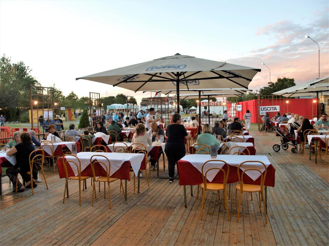 Festival d’Enza, armati di spray strappano la borsa a due volontari: però non conteneva l’incasso ma scarti alimentari