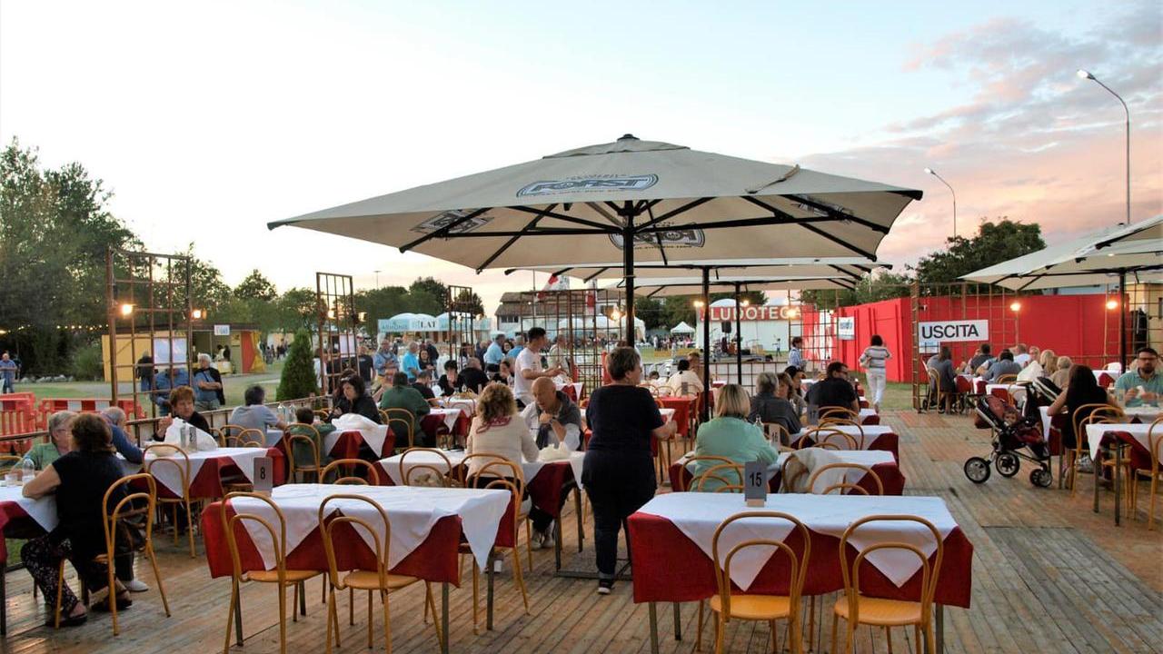 Festival d’Enza, armati di spray strappano la borsa a due volontari: però non conteneva l’incasso ma scarti alimentari