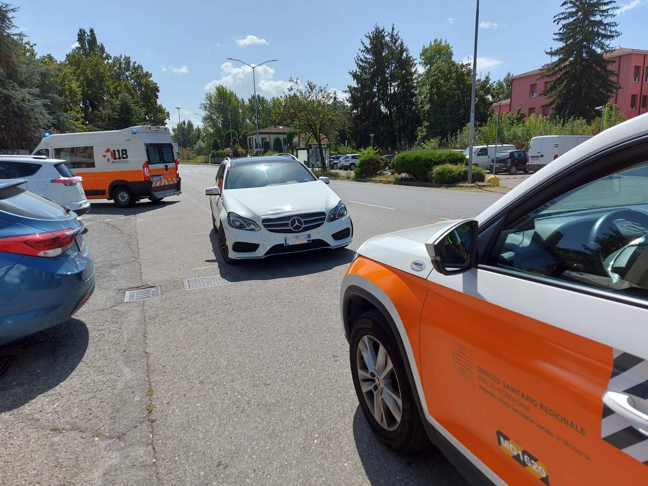 Modena, 74enne investita da un’auto mentre attraversa sulla Vignolese: è grave