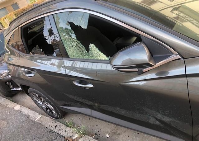 Una delle auto danneggiate