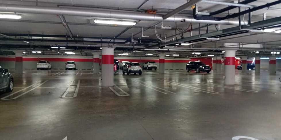 Lucca, spinta a terra e scippata della borsa nel parcheggio dell’Esselunga