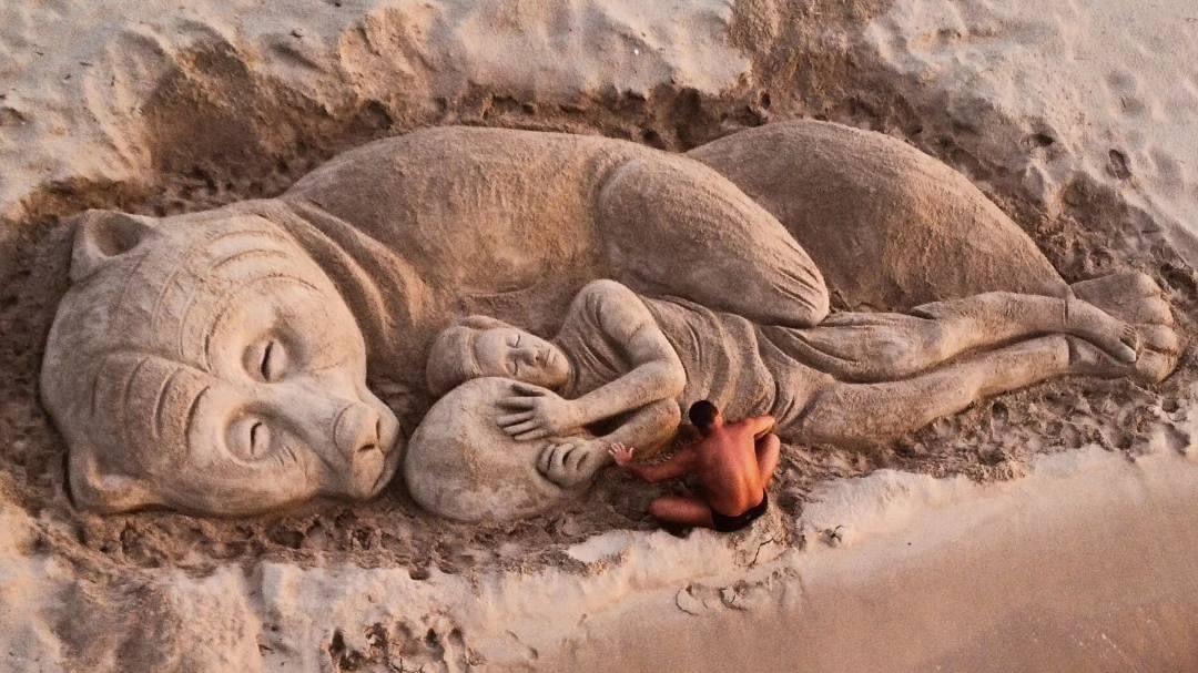 Platamona, una scultura di sabbia per l’orsa abbattuta