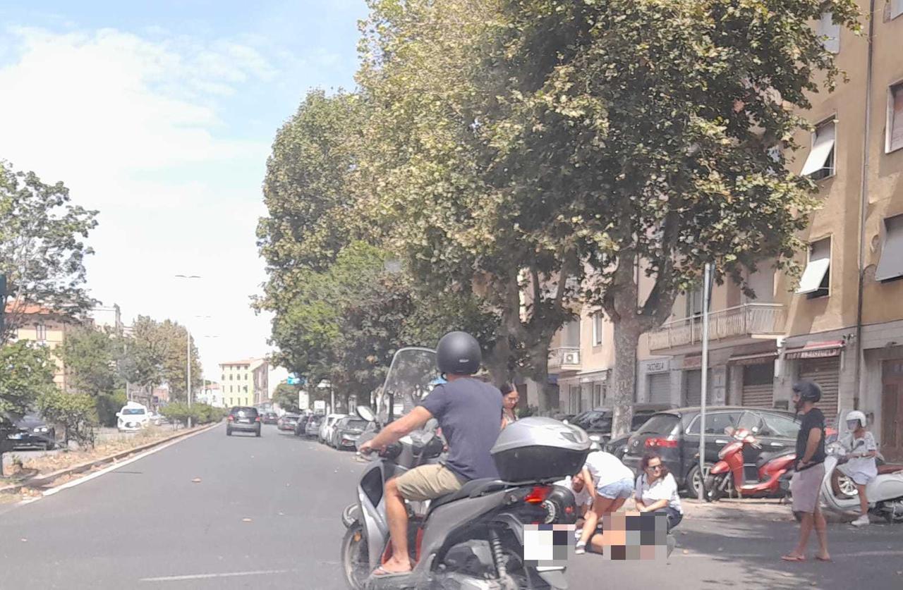 Livorno, auto tampona uno scooter: un ferito in viale Ippolito Nievo