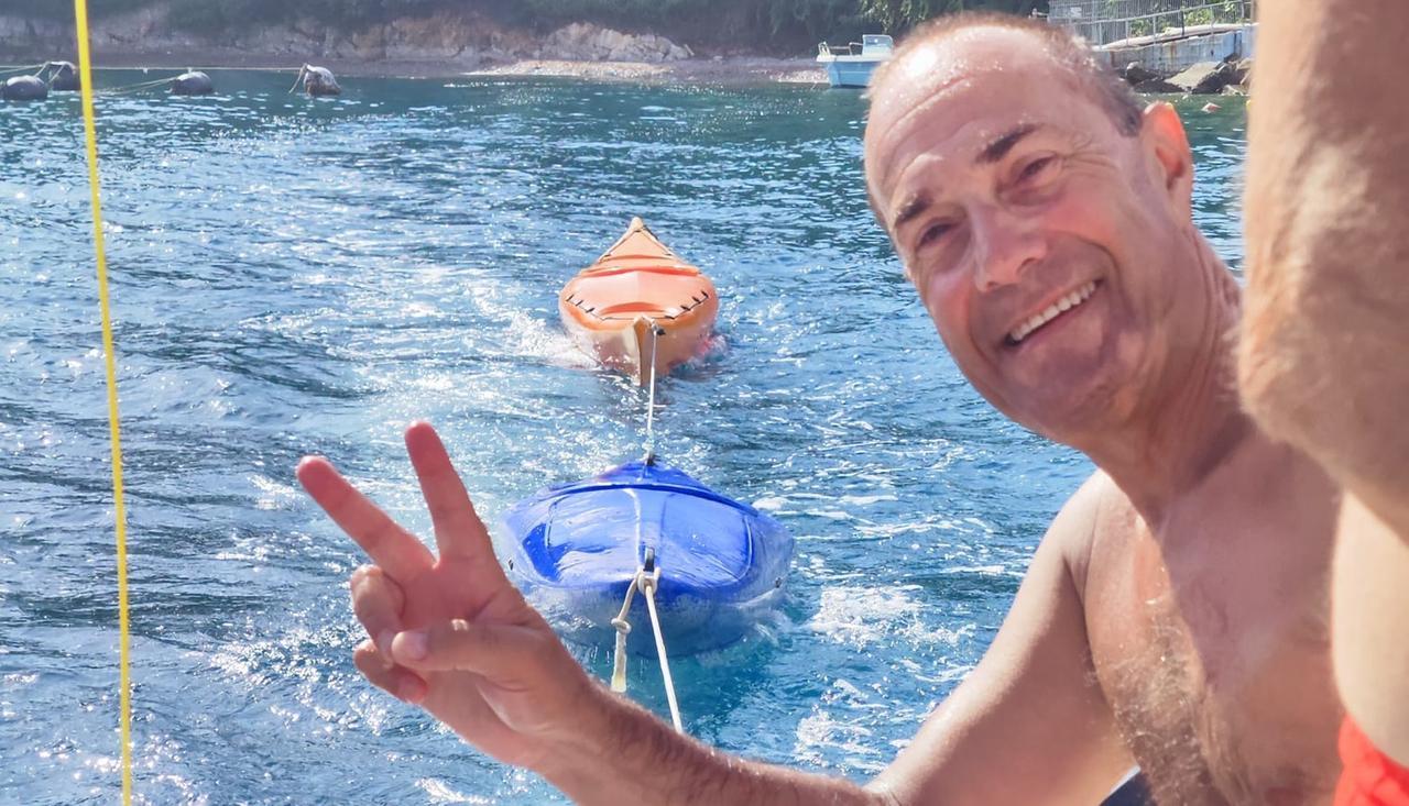 
	La gioia di Alessandro Pomo dopo il ritrovamento dei kayak

