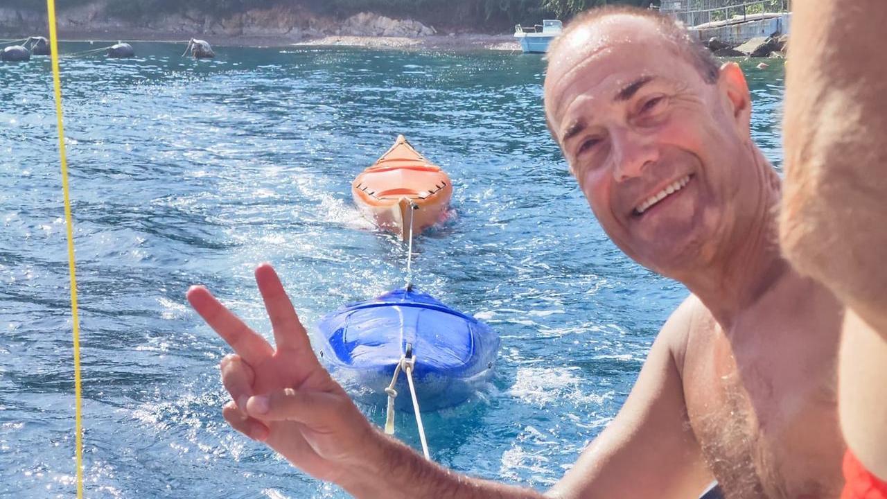 La gioia di Alessandro Pomo dopo il ritrovamento dei kayak