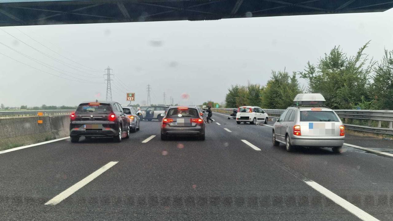 Auto travolge due motociclisti: due feriti gravi e A1 bloccata tra Modena e Reggio