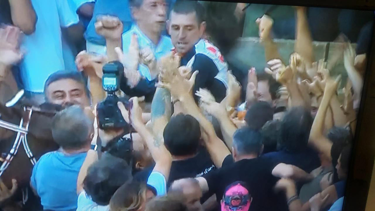 La Sardegna agguanta il drappellone: Dino Pes “Velluto” trionfa al Palio di Siena per la prima volta in carriera