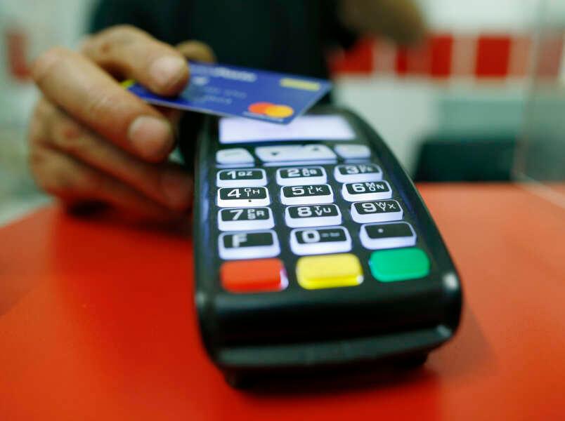 Ferrara, rubano bancomat ad anziano: spese anche ad Alessandria