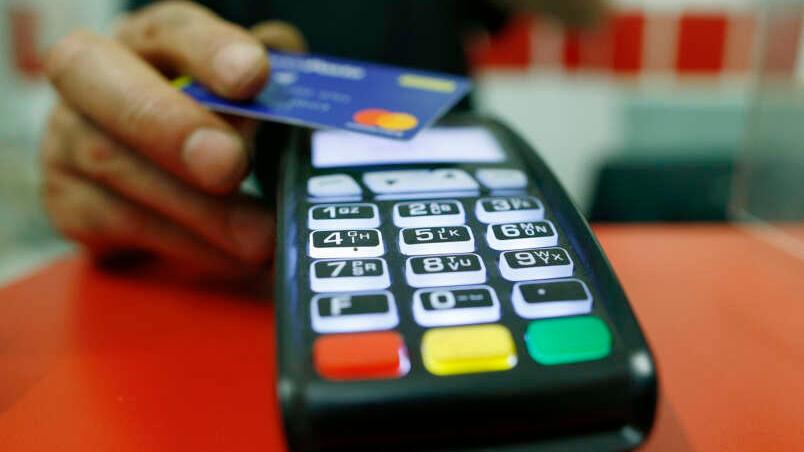 Ferrara, rubano bancomat ad anziano: spese anche ad Alessandria
