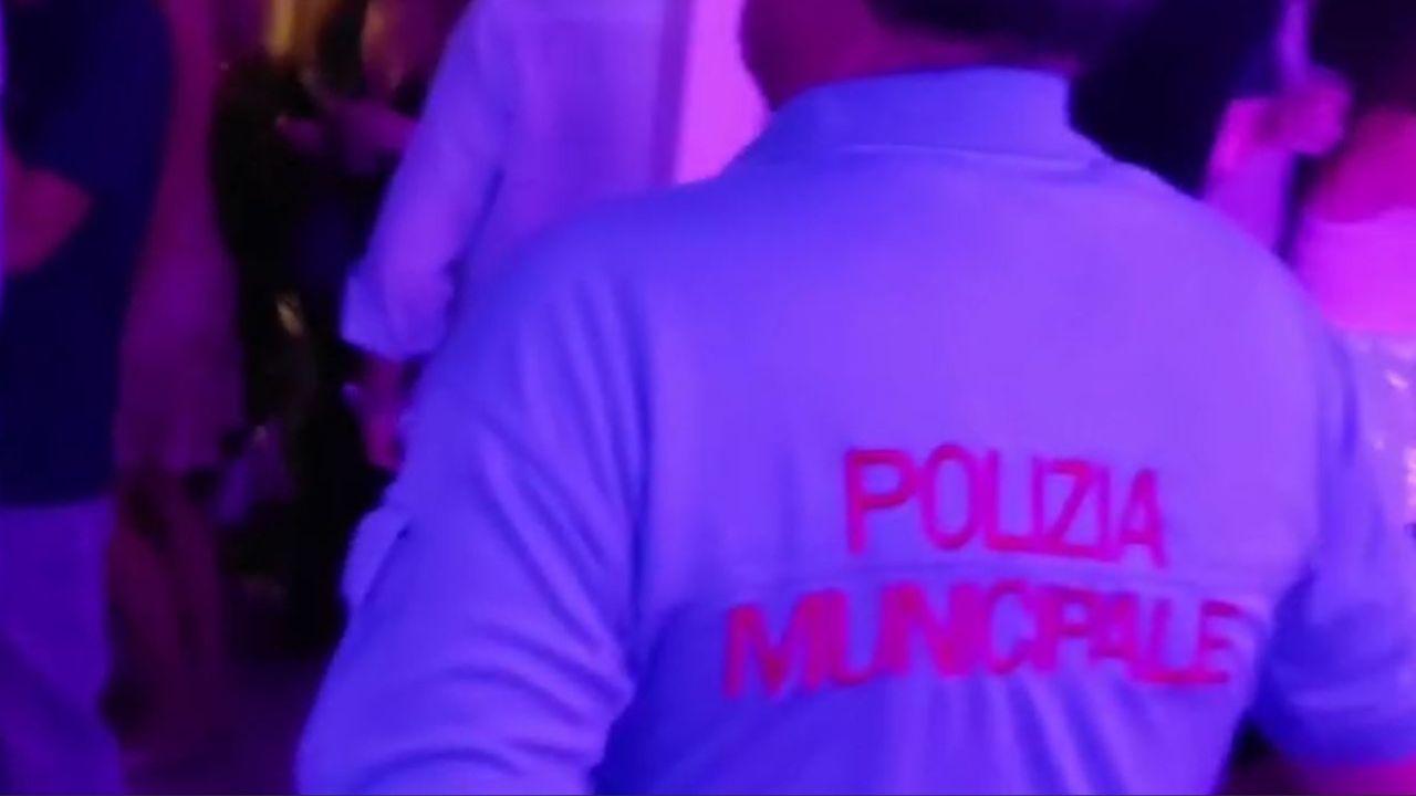 
	Un agente della Polizia municipale ripreso durante il controllo nello stabilimento&nbsp;

