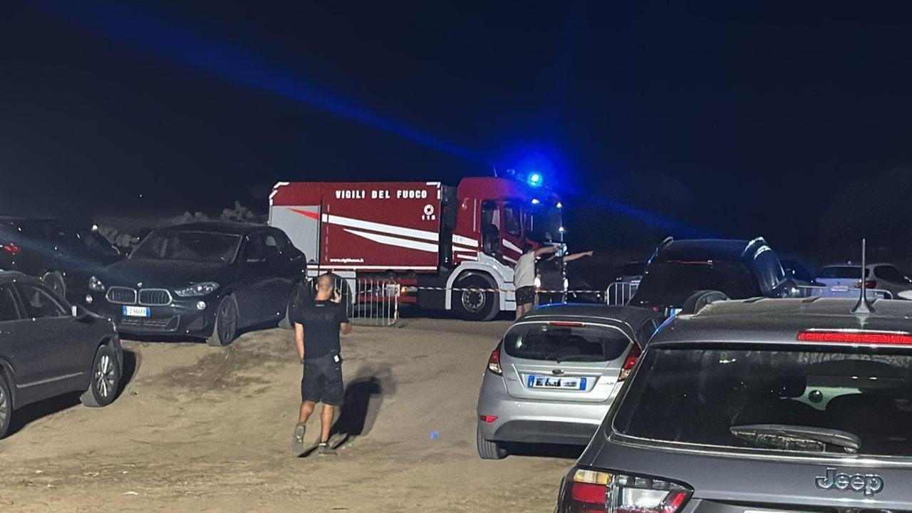 Grande paura a Olbia: un’auto va a fuoco nel parcheggio del Red Valley