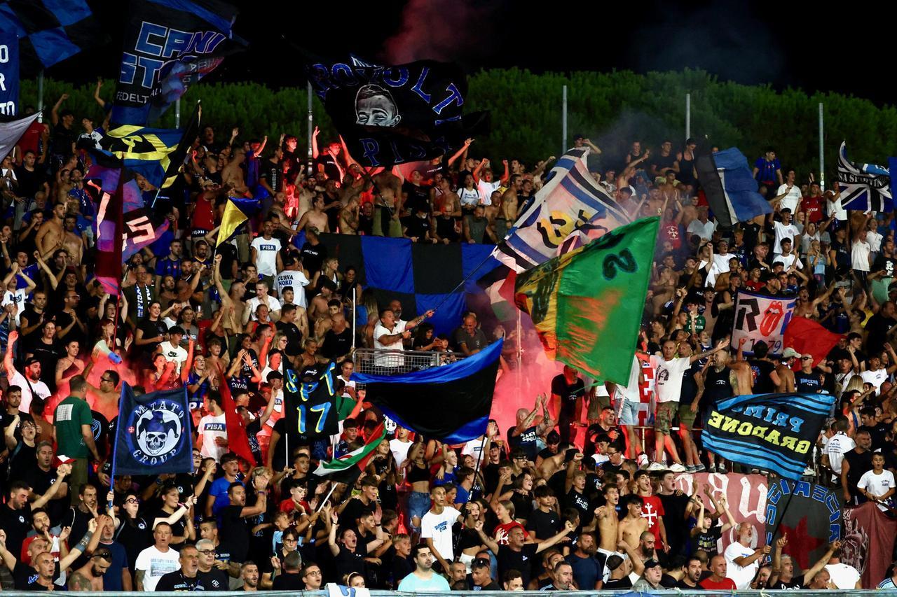 
	I tifosi della curva Nord del Pisa (foto Fabio Muzzi)

