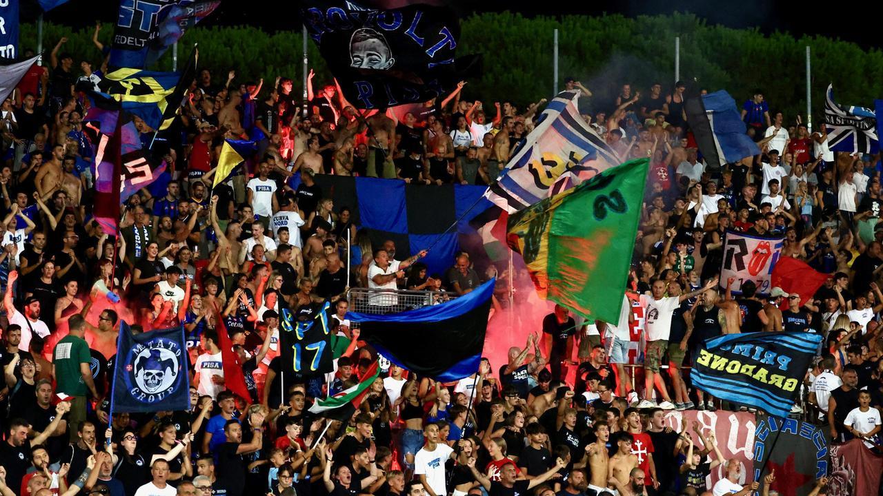 I tifosi della curva Nord del Pisa (foto Fabio Muzzi)
