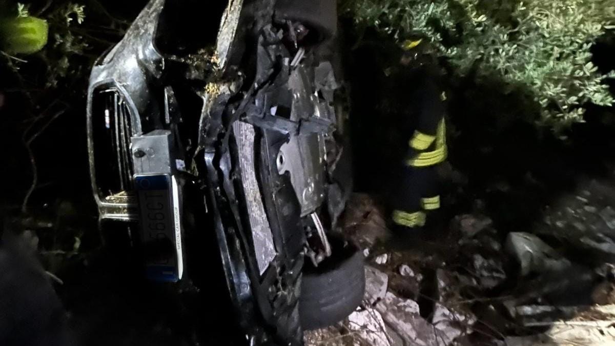 Auto esce di strada tra Tergu e Lu Bagnu e cade in una scarpata: due persone in ospedale