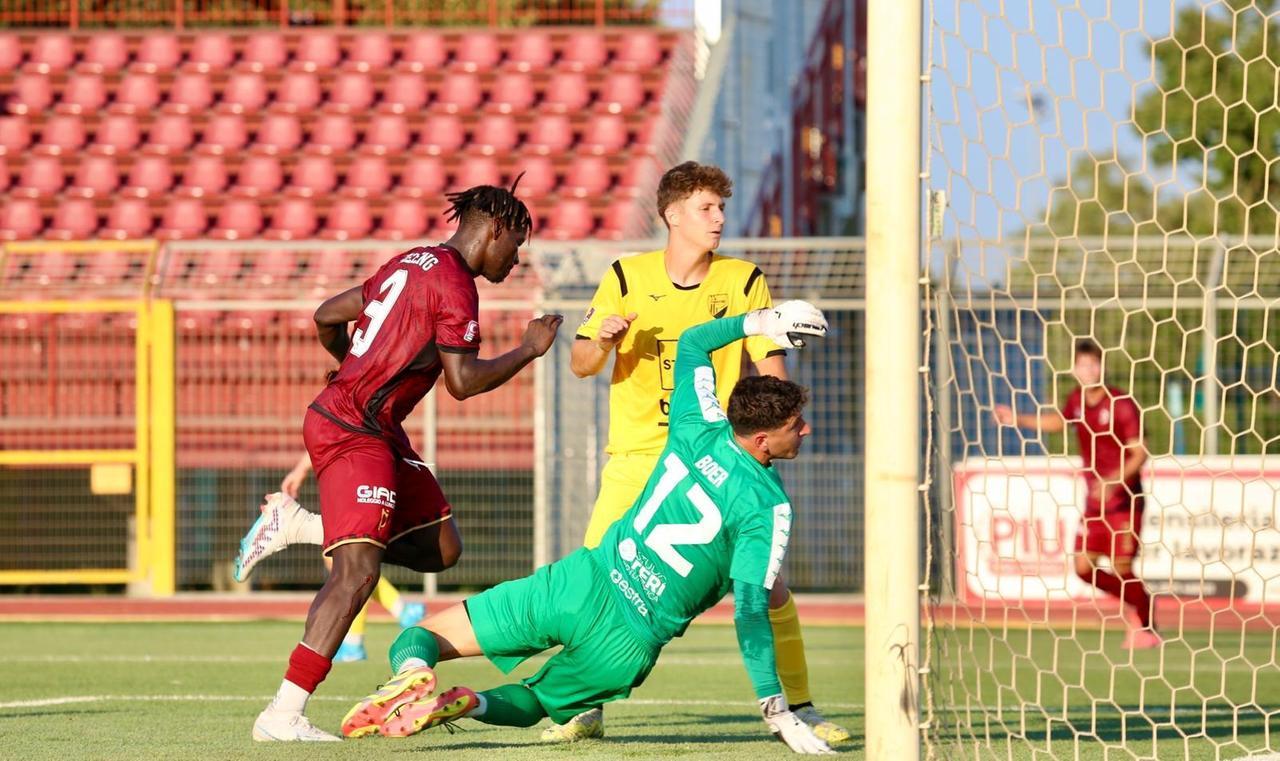 
	L'attaccante del Pontedera Jonathan Italeng&nbsp;autore del pareggio ad Avellino (foto Franco Silvi)

