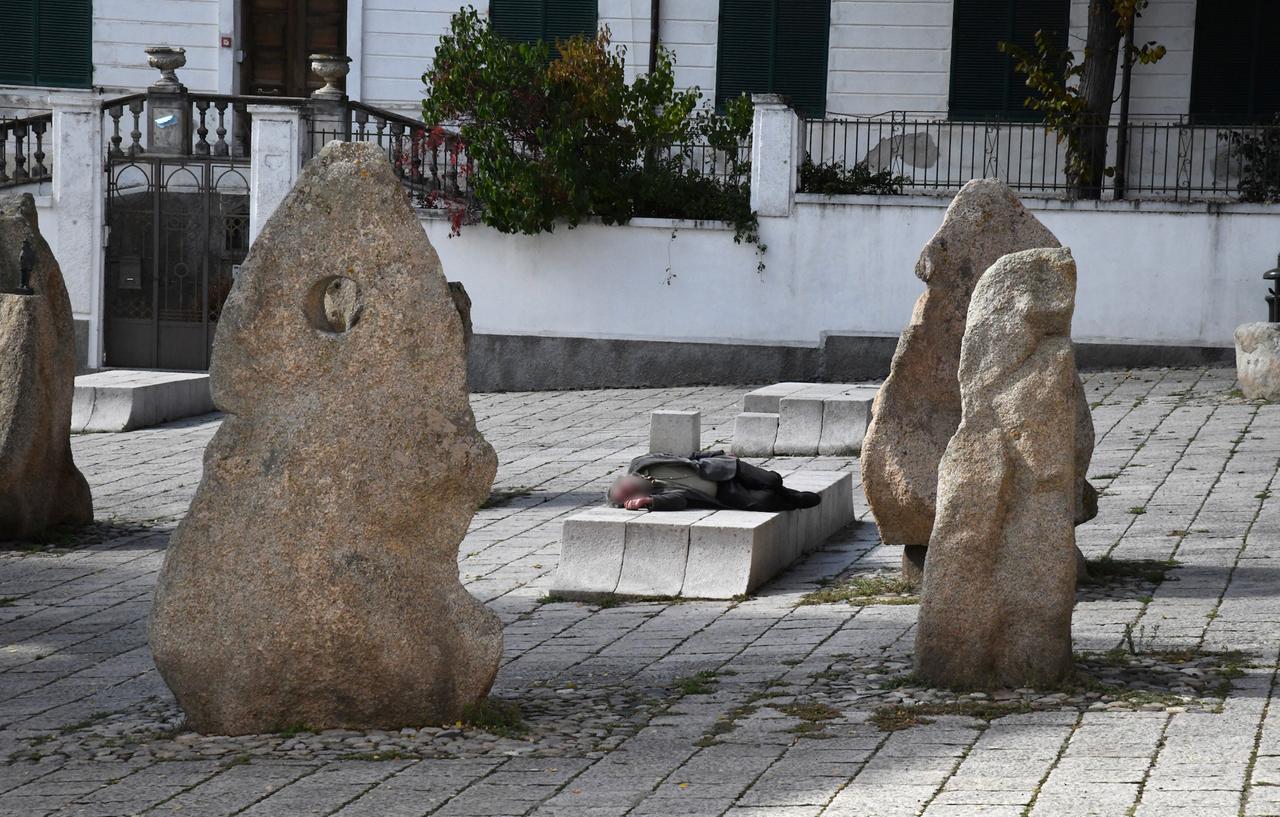
	In citt&agrave; tante situazioni di estrema povert&agrave; (foto Massimo Locci)

