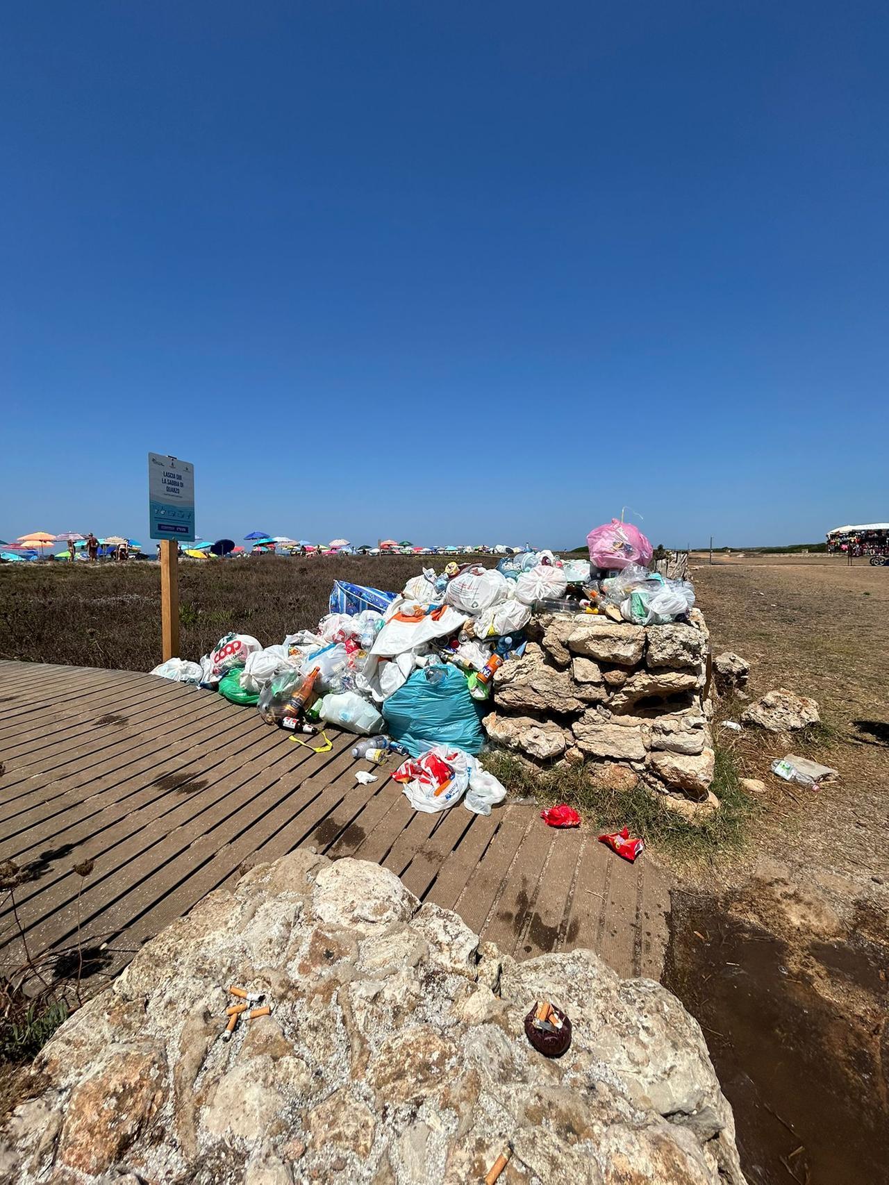 
	Rifiuti gettati davanti alla passerella della spiaggia di Is Aruttas

