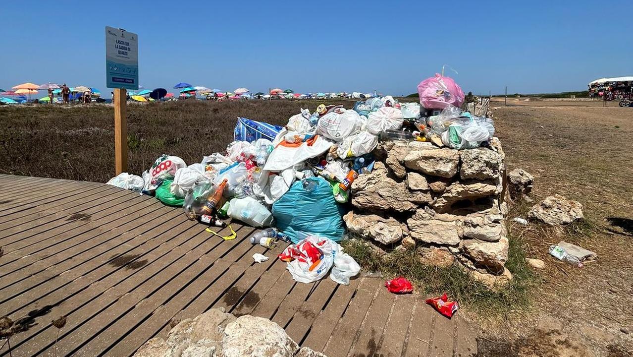 Rifiuti gettati davanti alla passerella della spiaggia di Is Aruttas