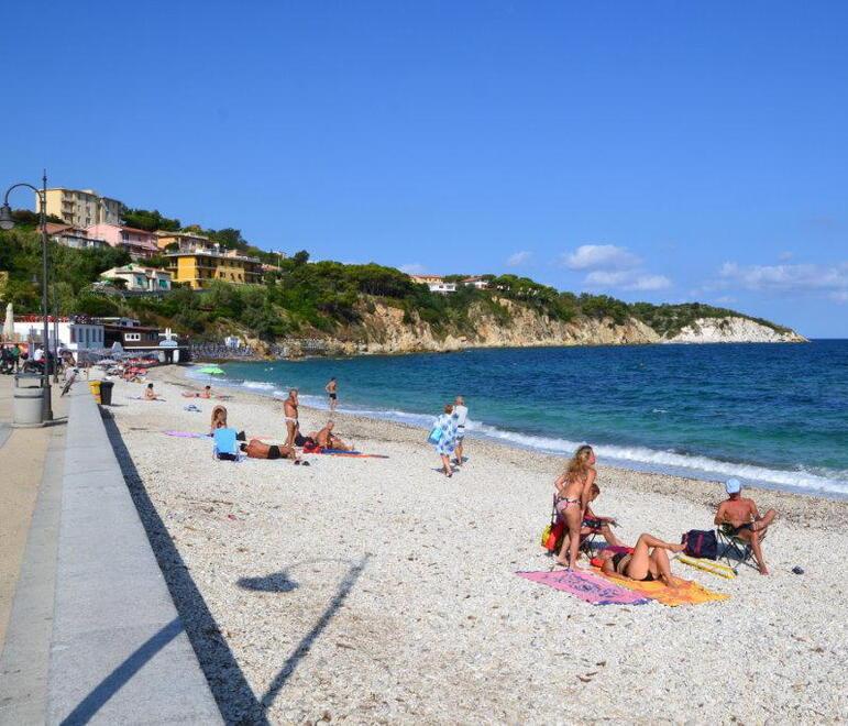 Elba, parcheggi: adesso servono dieci euro per un giorno alla spiaggia delle Ghiaie