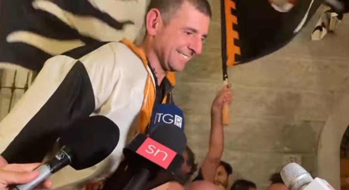 A 44 anni Dino Pes “Velluto” si prende il Palio di Siena