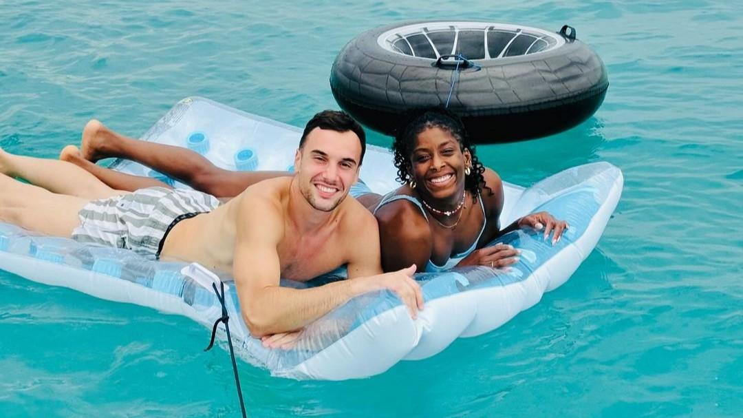 Tuffi alla Pelosa e cena romantica a Sassari: la vacanza d’amore in Sardegna di Miriam Sylla e Alessandro Cappelletti