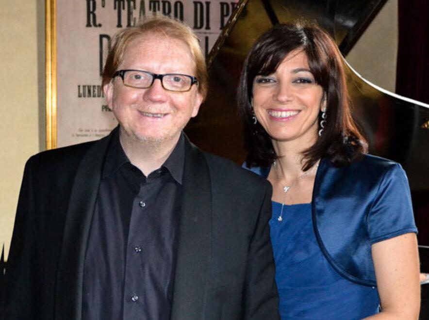 
	Il maestro di pianoforte Massimo Papini insieme alla moglie, la cantante lirica Raffaella Marongiu, con la quale ha condiviso molti palchi e serate musicali

