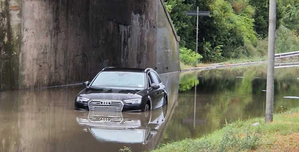 L'auto elettrica bloccata nel sottopasso