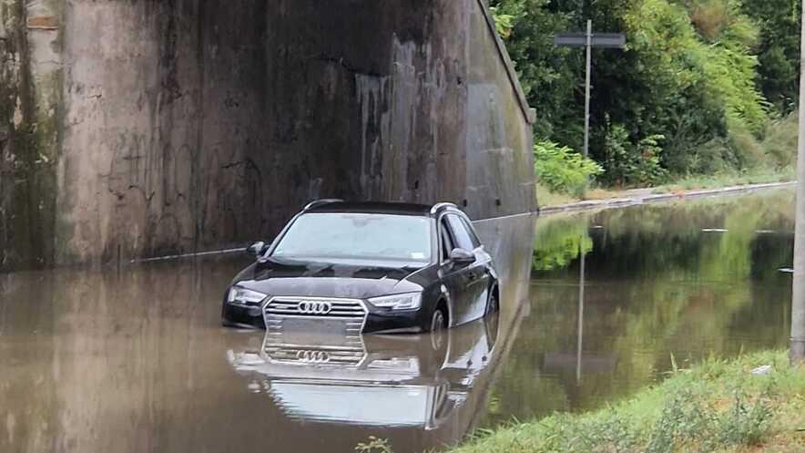 L'auto elettrica bloccata nel sottopasso