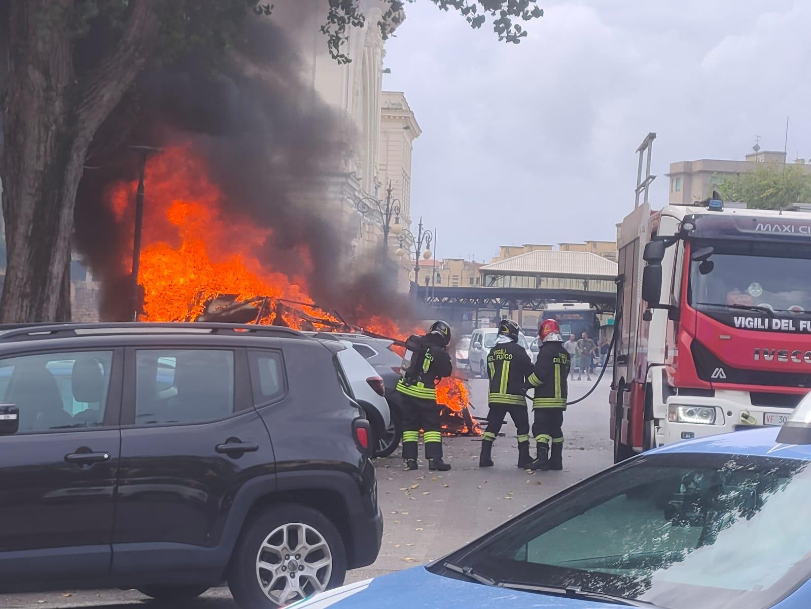 Il rogo in piazza Dante