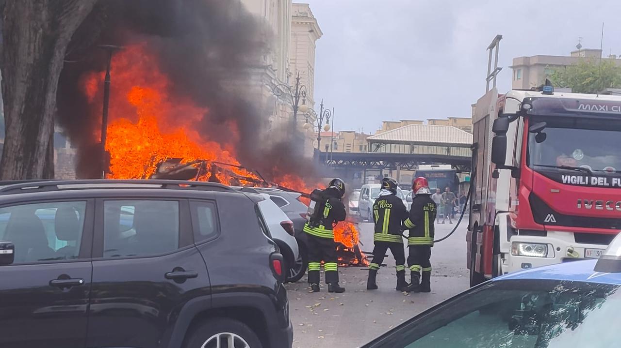 Il rogo in piazza Dante