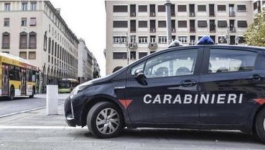 Livorno, distrugge la vetrina di un locale in piazza della Repubblica: denunciato
