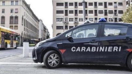 Livorno, distrugge la vetrina di un locale in piazza della Repubblica: denunciato