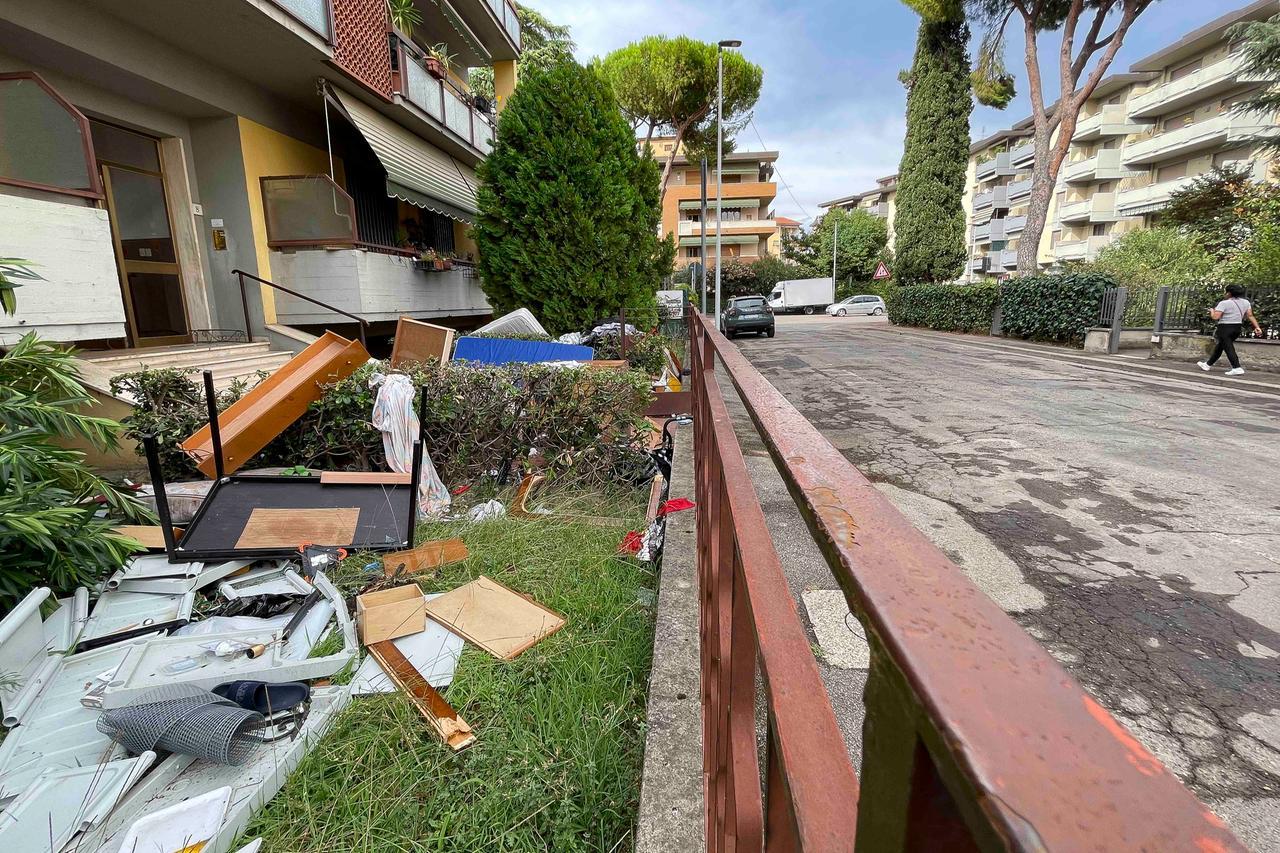 
	I mobili finiti nel cortile del palazzo

