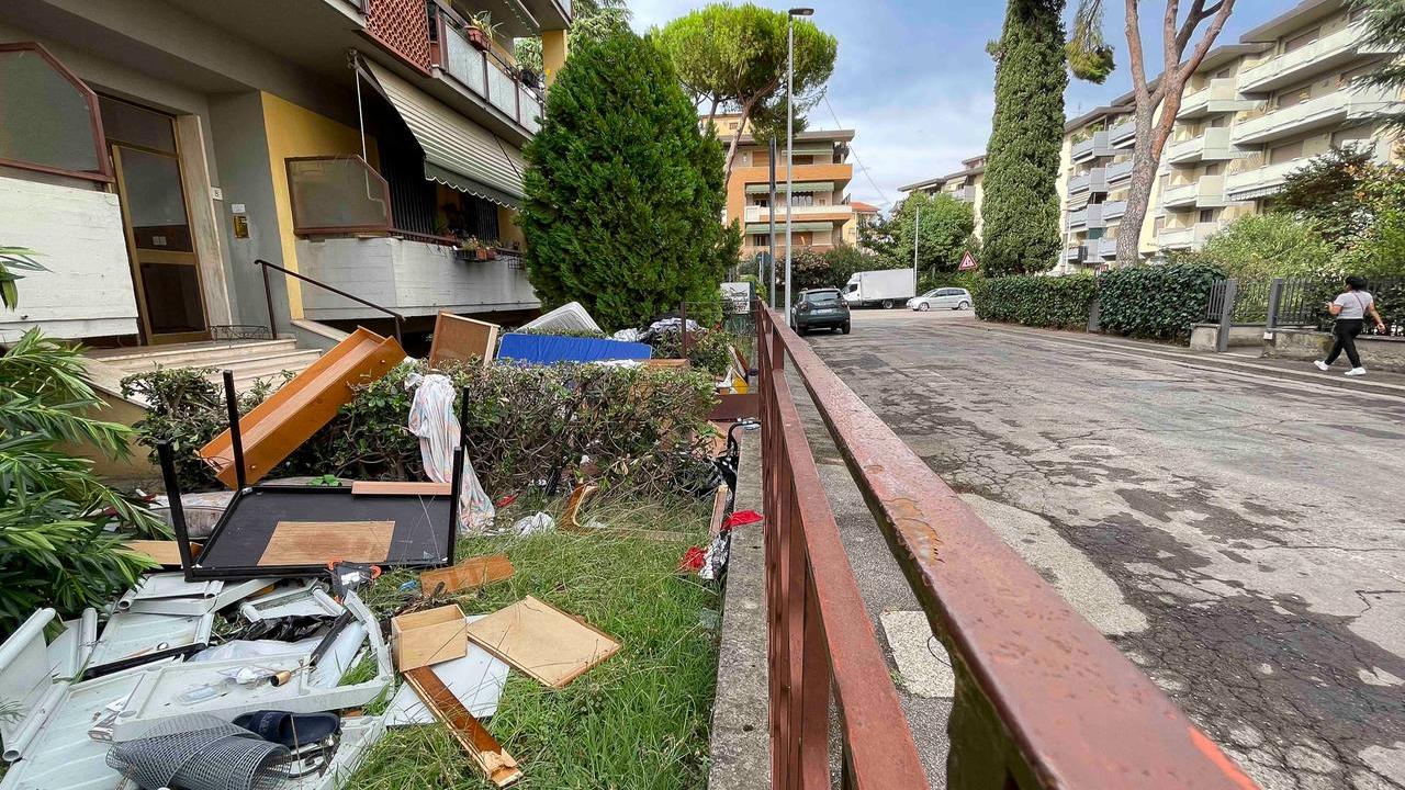 I mobili finiti nel cortile del palazzo