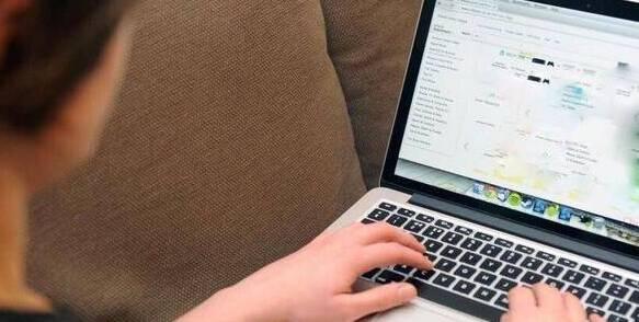 Modenesi vittime di ricatti erotici sui social: «Paga o pubblico le foto»