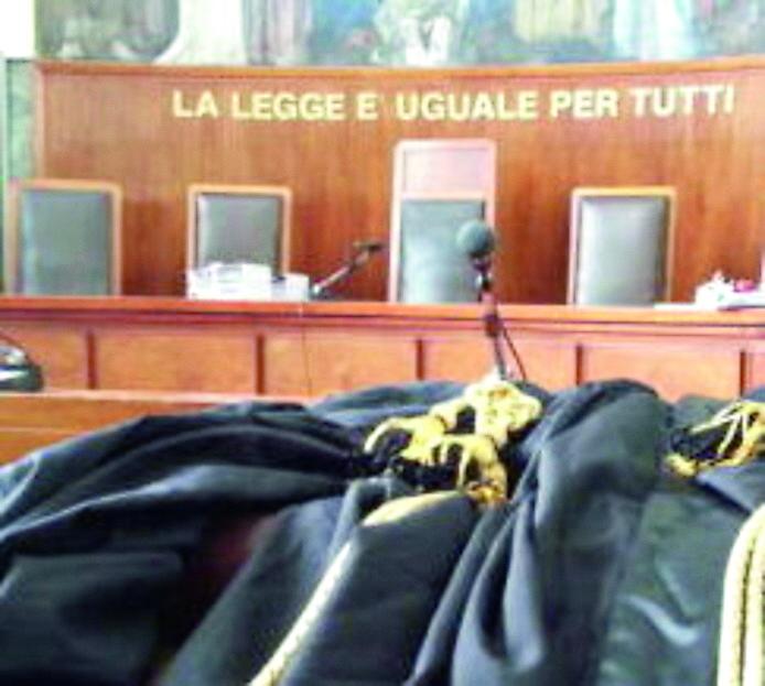 Massa, lancia cane contro un muro e se ne va: condannato a pagare 1.500 euro