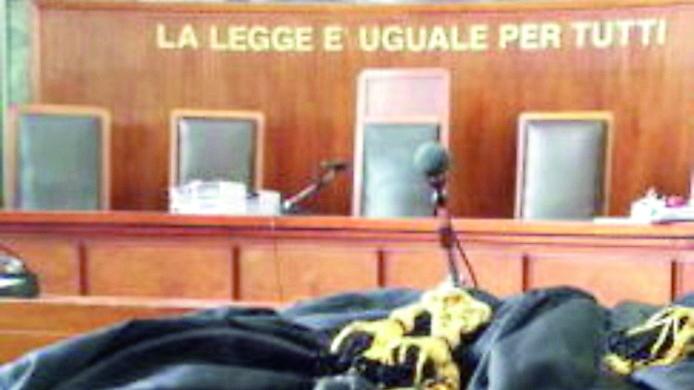 Massa, lancia cane contro un muro e se ne va: condannato a pagare 1.500 euro