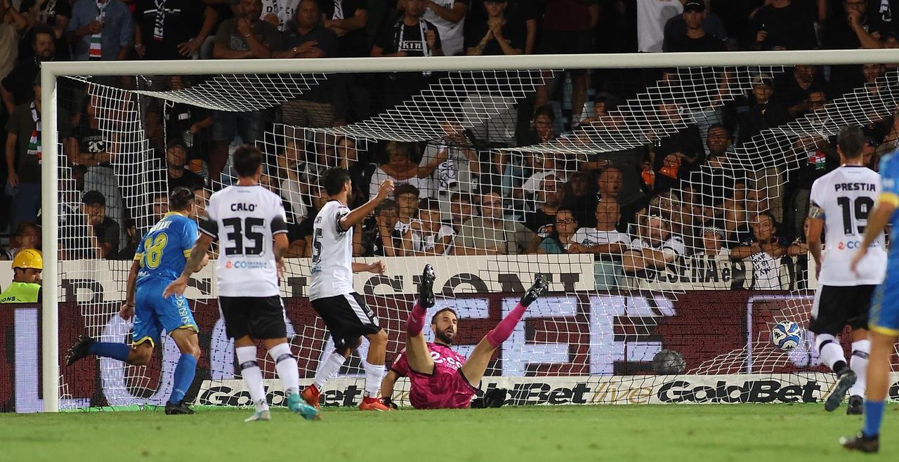 
	Il gol di Schiavi (foto Official Carrarese calcio 1908)

