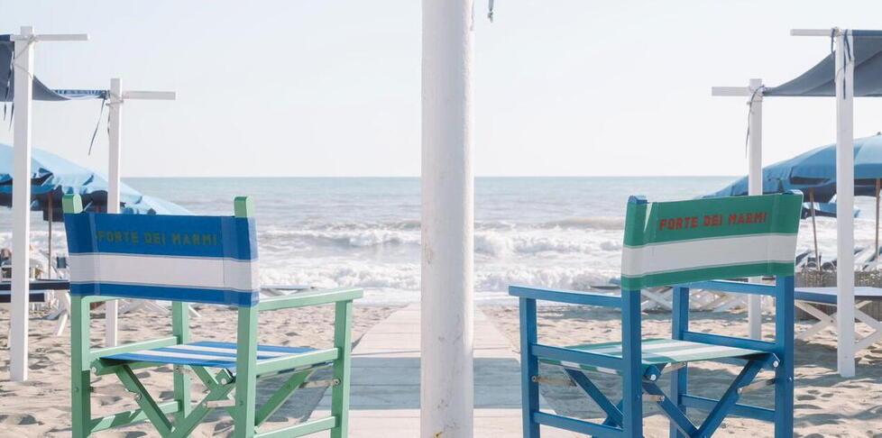 Rinasce l’iconica sedia di Forte dei Marmi: l’ultimo artigiano e l’idea della giovane imprenditrice